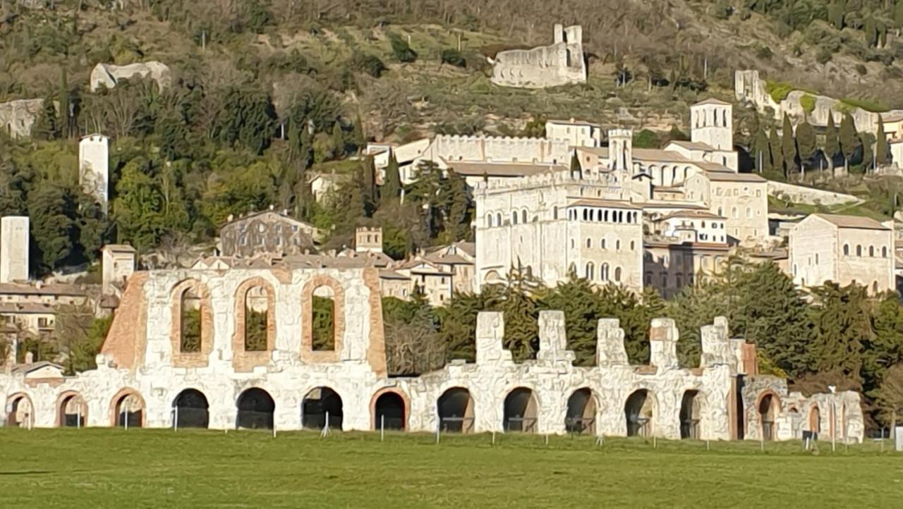 A Casa Di Cristina Apartment Gubbio Bagian luar foto