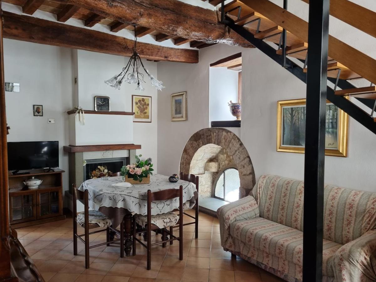 A Casa Di Cristina Apartment Gubbio Bagian luar foto
